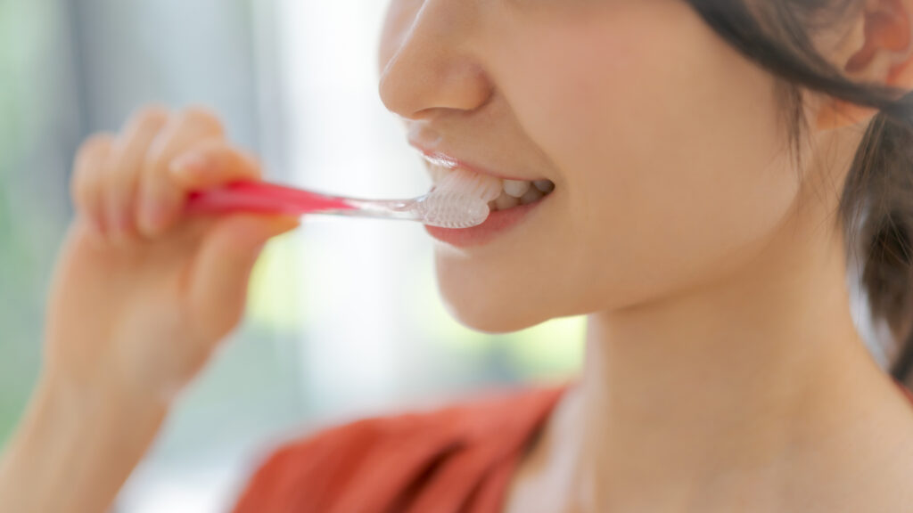 歯茎が腫れた時の歯磨きのポイントは？腫れる理由と応急処置も解説